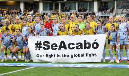 Jogadoras de Espanha e Suécia posam juntas com uma faixa: "Acabou-se"