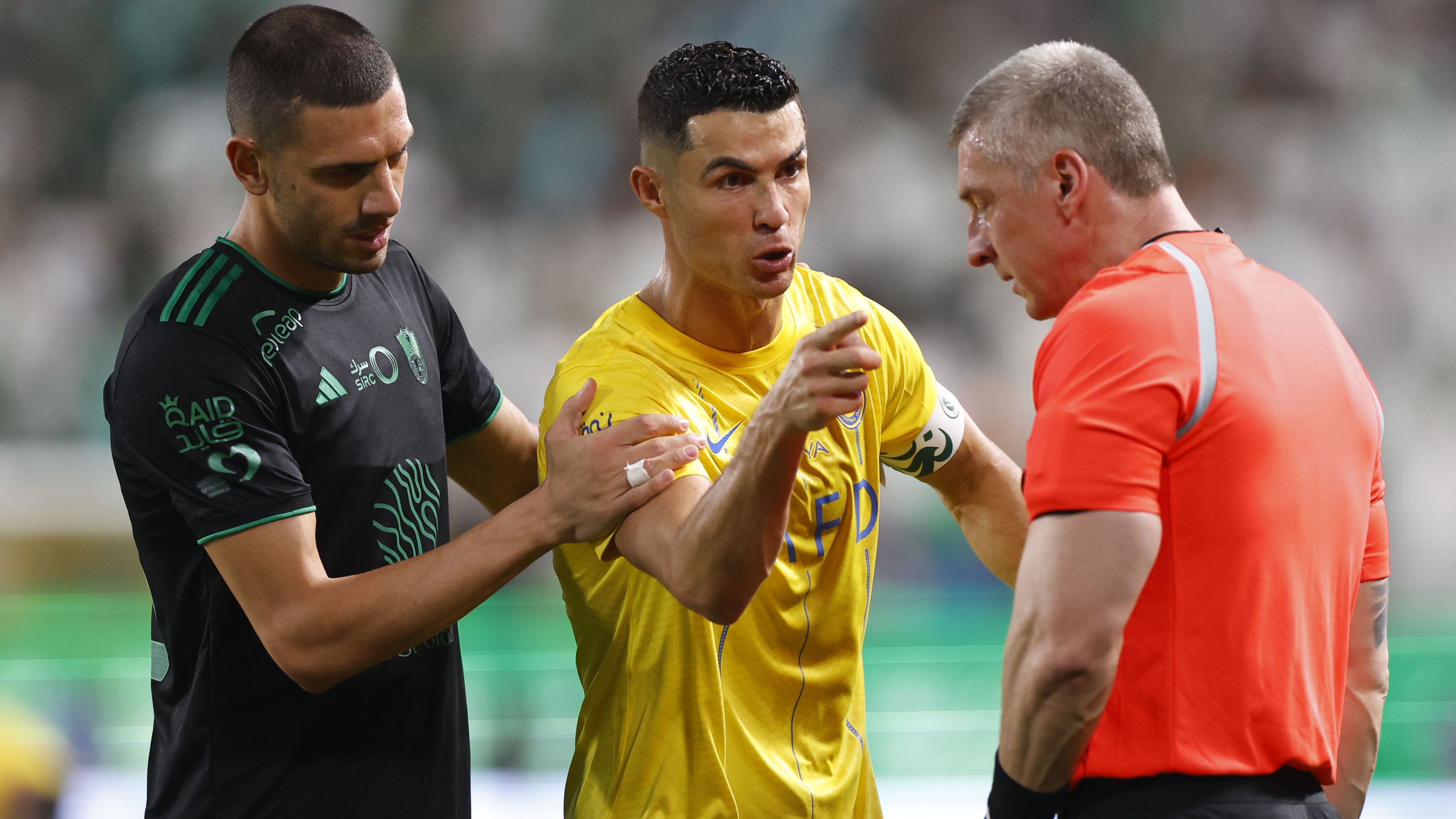 Cristiano Ronaldo reclama com Anderson Daronco em partida do Al-Nassr, na Arábia Saudita