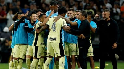 Autor do gol contra o Botafogo, Gil comemora com companheiros e o técnico Vanderlei Luxemburgo