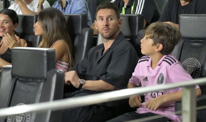 Messi teve que assistir ao jogo da arquibancada, ao lado da família