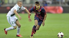 Neymar dribla o polonês Lukasz Kacprzycki, do Lechia Gdansk, na estreia do brasileiro pelo Barcelona. Amistoso era parte da pré-temporada 2013/14 dos culés.