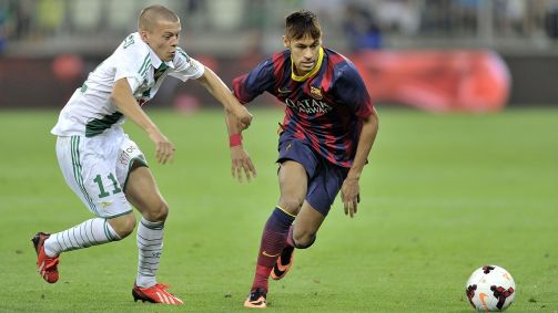 Neymar dribla o polonês Lukasz Kacprzycki, do Lechia Gdansk, na estreia do brasileiro pelo Barcelona. Amistoso era parte da pré-temporada 2013/14 dos culés.