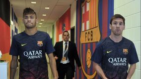 Neymar e Messi no túnel do vestiário antes da estreia do brasileiro pelo Barcelona, em 2013.