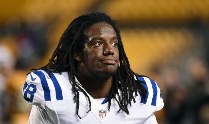 Ex-jogador da NFL está desaparecido após sua mãe ser encontrada morta