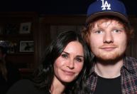 Ed Sheeran faz versão especial de música para atriz de “Friends”; entenda