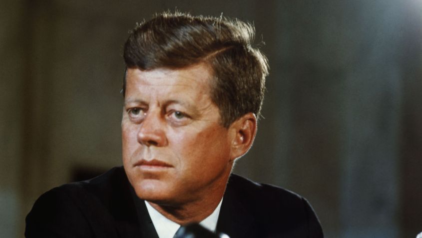 Presidente John F. Kennedy em sua mesa na Casa Branca em seu primeiro dia de mandato como Presidente dos Estados Unidos / Getty Images