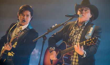 “Foi de encher os olhos”: Chitãozinho e Xororó reagem a “Evidências” em show de Bruno Mars no The Town