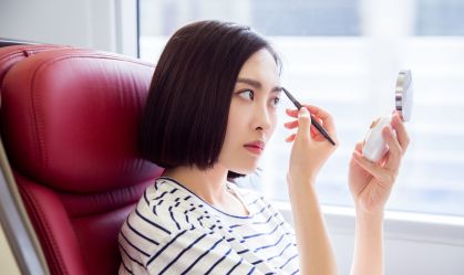 Ferrovia estatal chinesa critica mulheres que se maquiam nos trens e gera revolta 