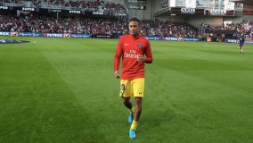 Neymar no gramado do Estádio Roudourou, em Guingamp, minutos antes da estreia pelo PSG.