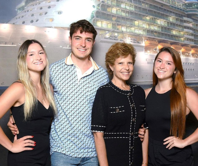 Marina, João Augusto, Rose Miriam e Sofia Liberato embarcando em um cruzeiro