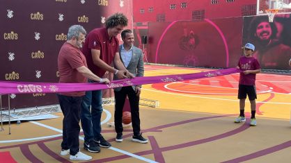 Varejão corta a faixa de inauguração das quadras, ao lado do CEO do Cavs, Nic Barlage, e do presidente do Saldanha da Gama, Marcos Perini