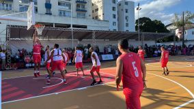 Anderson Varejão acerta enterrado no amistoso