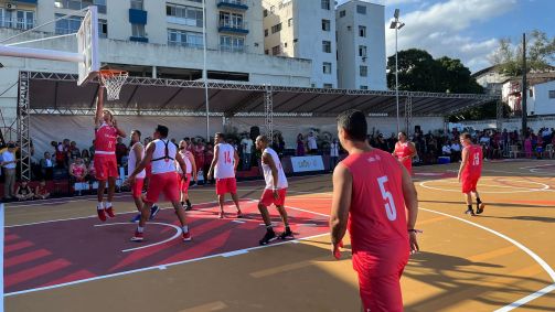 Anderson Varejão acerta enterrado no amistoso