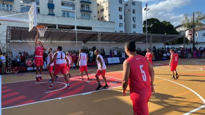 Anderson Varejão acerta enterrado no amistoso