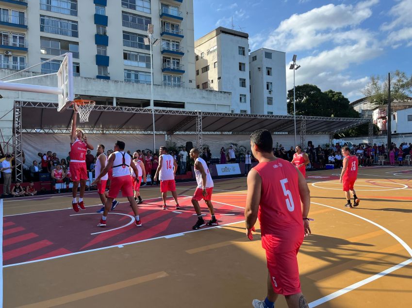 Anderson Varejão faz cesta em quadra reformada no clube que o revelou, em Vitória / Luccas Oliveira