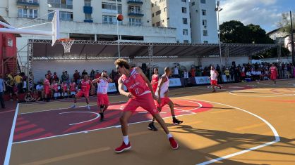 Varejão tenta (e erra) passe acrobático, sem olhar