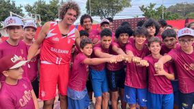 Varejão com crianças que venceram dinâmica da clínica da NBA. Como prêmio, um mini-anel dourado que faz alusão ao dos campeões da NBA