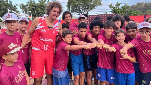 Varejão com crianças que venceram dinâmica da clínica da NBA. Como prêmio, um mini-anel dourado que faz alusão ao dos campeões da NBA