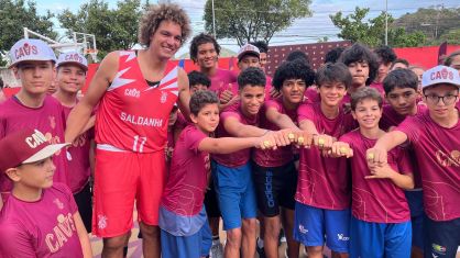 Varejão com crianças que venceram dinâmica da clínica da NBA. Como prêmio, um mini-anel dourado que faz alusão ao dos campeões da NBA