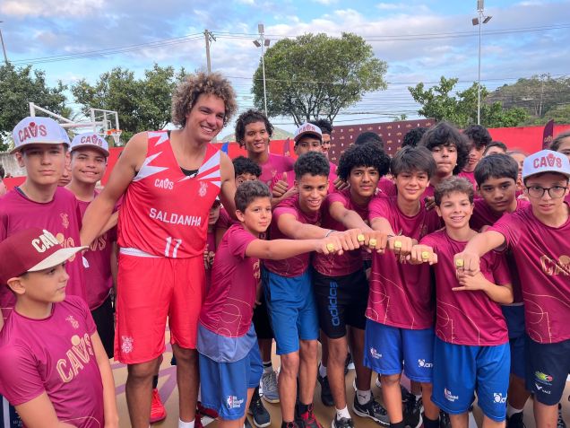 Verejão com crianças que participaram da clínica da NBA no Saldanha da Gama, em Vitória / Luccas Oliveira