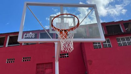 Cestas têm a logo do Cavs