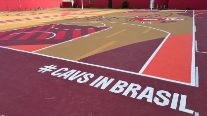 Detalhe na quadra com a hashtag #CavsInBrasil