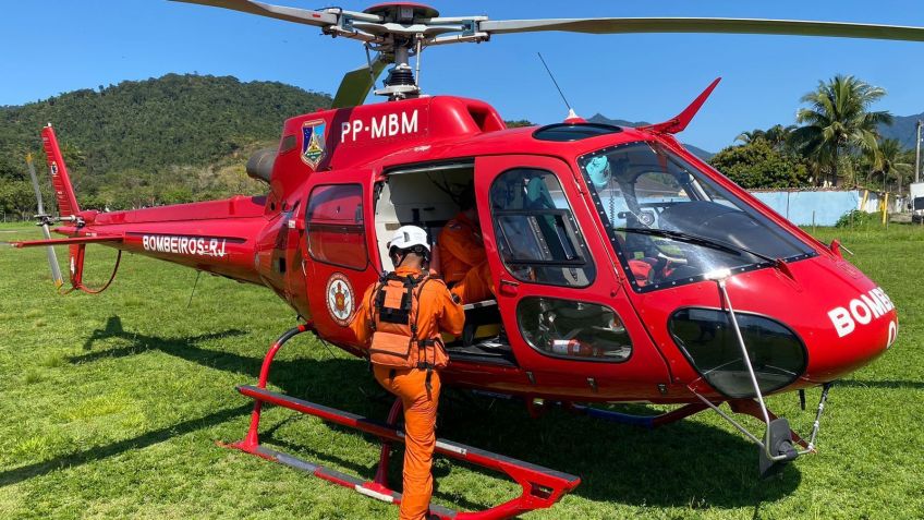 Helicóptero do Corpo de Bombeiros que levará o baixista Mingau, do Ultraje a Rigor, para São Paulo, chegou ao aeroporto de Paraty por volta das 11h, de domingo (3). / Reprodução