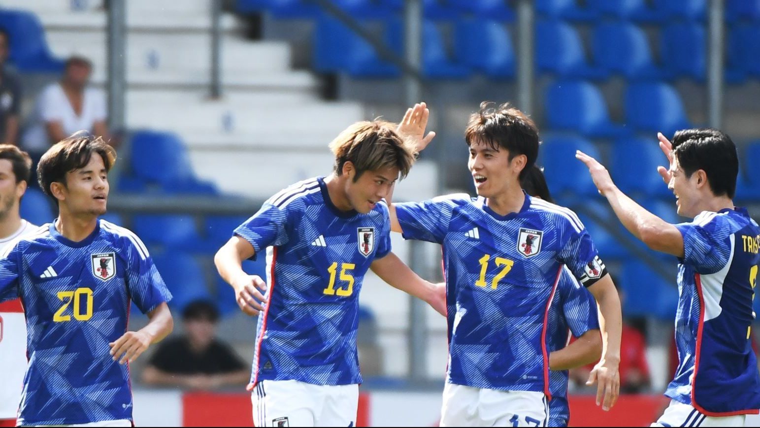 Jogadores japoneses comemoram gol em amistoso contra a Turquia