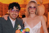 Joe Jonas fala sobre divórcio com Sophie Turner durante show: “Semana difícil”