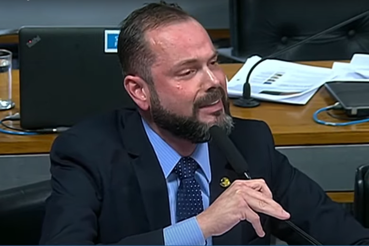 Senador Jorge Seif (PL-SC) chorando durante a sessão da Comissão Parlamentar Mista de Inquérito (CPMI) do 8 de janeiro