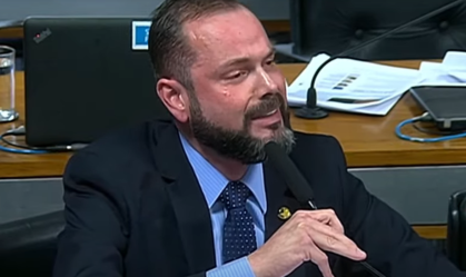 Senador chora em CPMI e chama general de “covarde" por permitir prisão de pessoas acampadas após o 8 de janeiro
