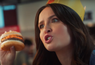 Larissa Manoela faz graça sobre o controle de seu dinheiro pelos pais em novo comercial