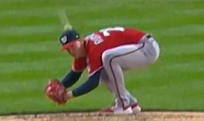 Fogo amigo! Jogador de beisebol toma bolada na cabeça de colega de time; veja vídeo