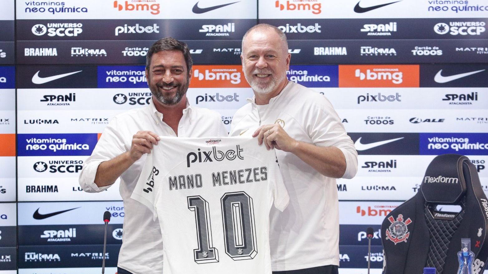 Mano Menezes foi apresentado como novo técnico do Corinthians