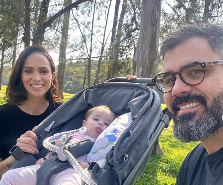 Maria Guilhermina com os pais Juliano Cazarré e Letícia Cazarré