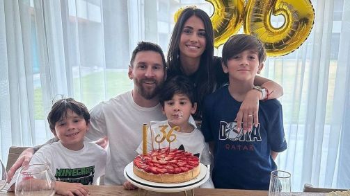 Lionel Messi e Antonella Roccuzzo com seus filhos. Da esq. para a dir: Mateo, Ciro e Thiago
