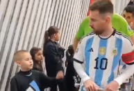 Messi ganha figurinhas de fã, e goleiro da Argentina joga com elas no meião; veja o vídeo