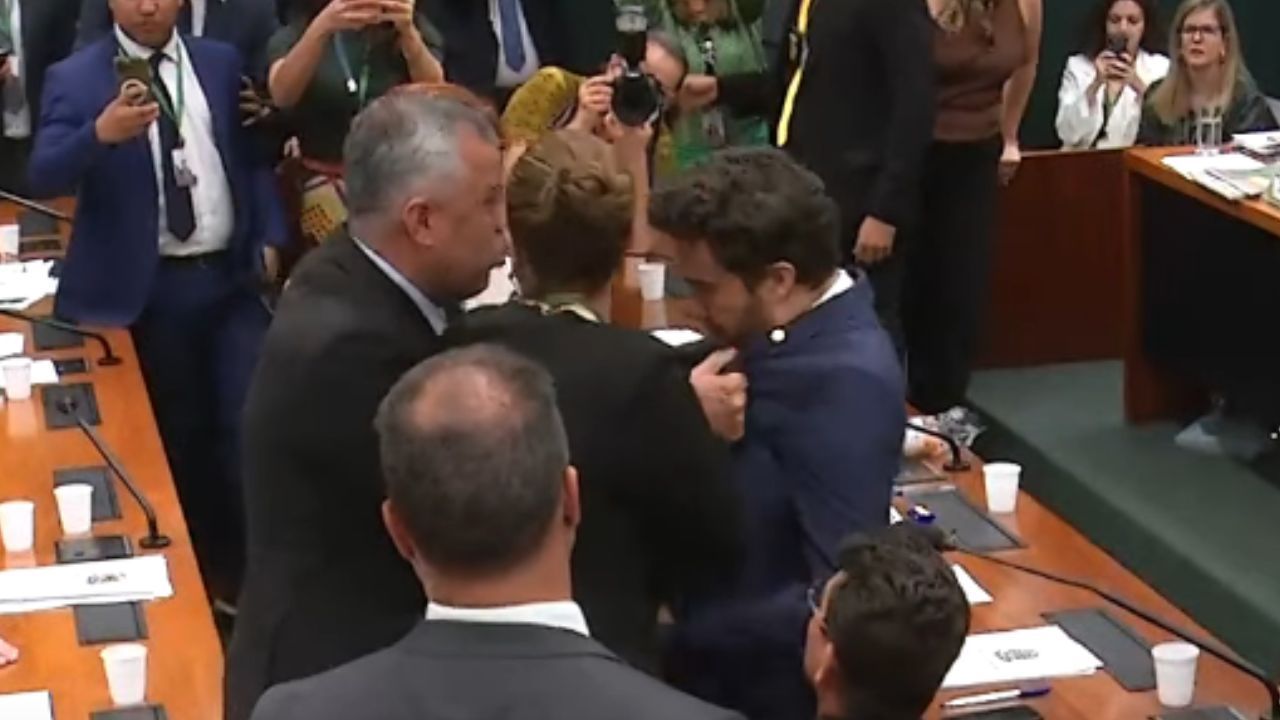 O deputado Evair de Melo segura e empurra André Janones, seu colega de Câmara