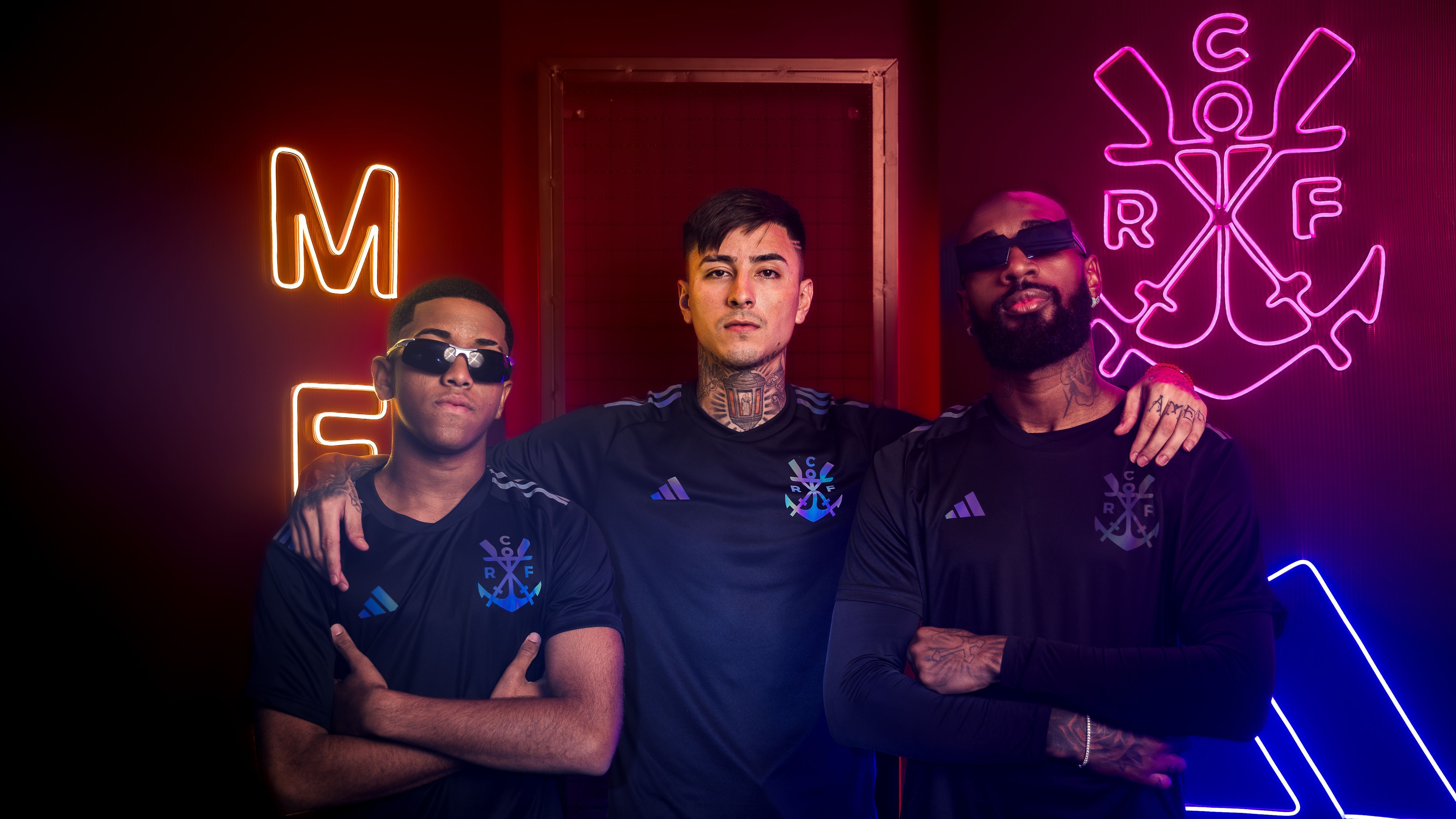 Joshua, Pulgar e Gerson vestem a nova camisa do Flamengo