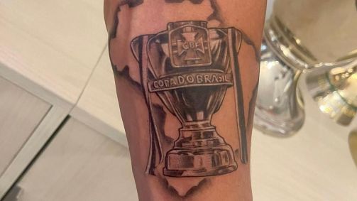 Rafinha tatuou a taça da Copa do Brasil no braço
