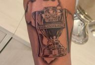 Jogador do São Paulo faz tatuagem do troféu da Copa do Brasil no braço