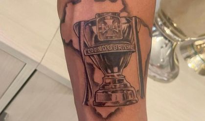 Rafinha tatuou a taça da Copa do Brasil no braço