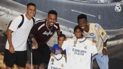 Jogadores do Real Madrid posam com torcedora que foi vítima de insultos racistas