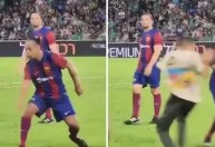 Rei do Dibre! Ronaldinho Gaúcho dribla invasor em jogo festivo; veja o vídeo