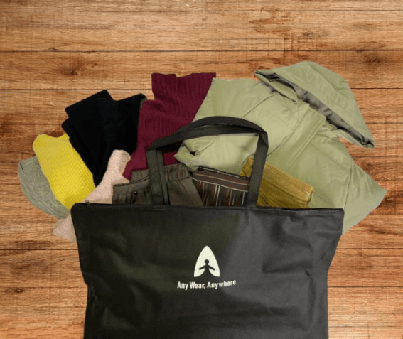Any Wear, Anywhere é um serviço que permite aos viajantes reservar conjuntos de roupas e recebê-los em seu hotel na chegada / Any Wear, Anywhere