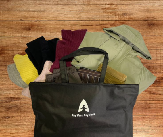 Any Wear, Anywhere é um serviço que permite aos viajantes reservar conjuntos de roupas e recebê-los em seu hotel na chegada / Any Wear, Anywhere