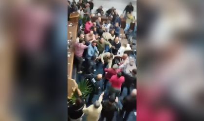 Audiência acaba em pancadaria em Câmara de vereadores na Grande SP; veja vídeo