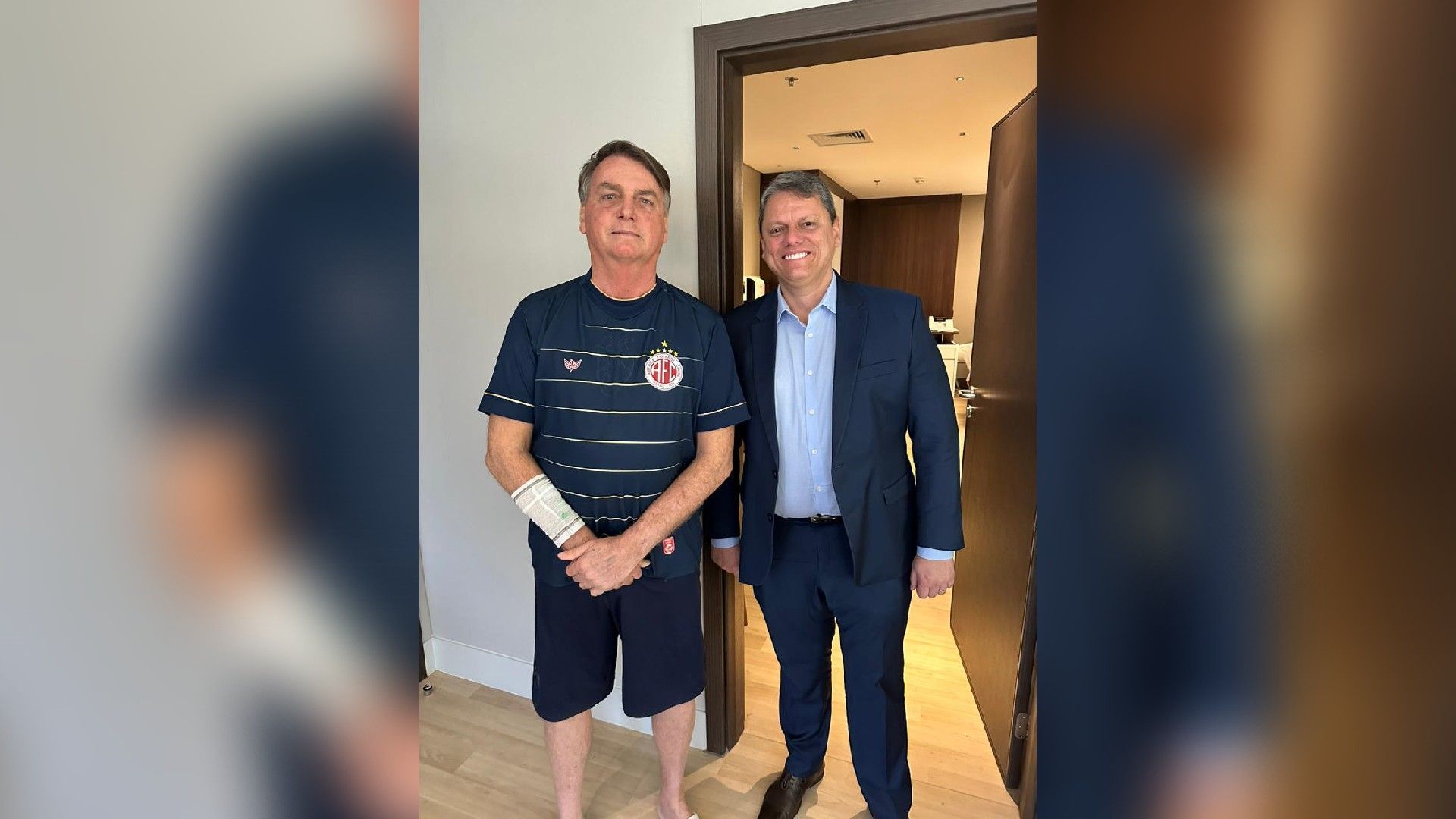Tarcísio de Freitas visita Bolsonaro em hospital de SP após cirurgias