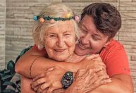 Dia do Alzheimer: Influenciadora mostra rotina de cuidados com a avó até últimos dias