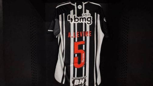 Camisa do Atlético-MG personalizada com o nome do vocalista do Maroon 5, Adam Levine
